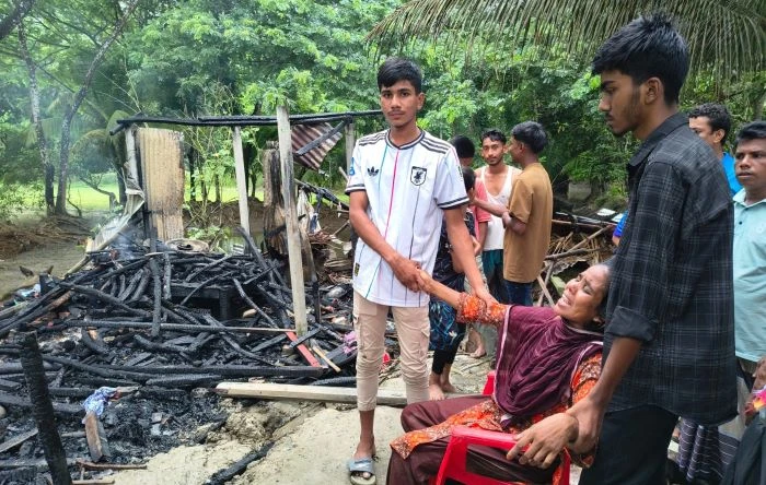 নোয়াখালীতে বিয়েতে ব্যর্থ হয়ে মামাতো বোনের স্বামীর বসতঘরে আগুন